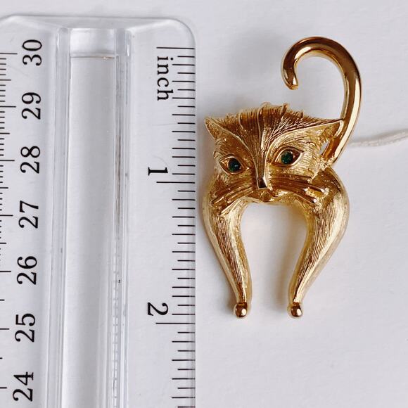 Unusual VTG Mid Century Cat Brooch Gold Tone Green Eyes Figural Whimsical Pin - Picture 10 of 11